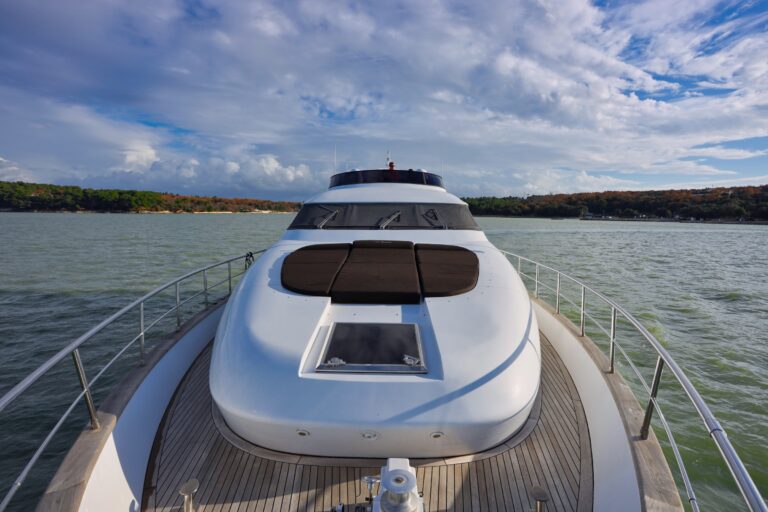 Foredeck and sun pads
