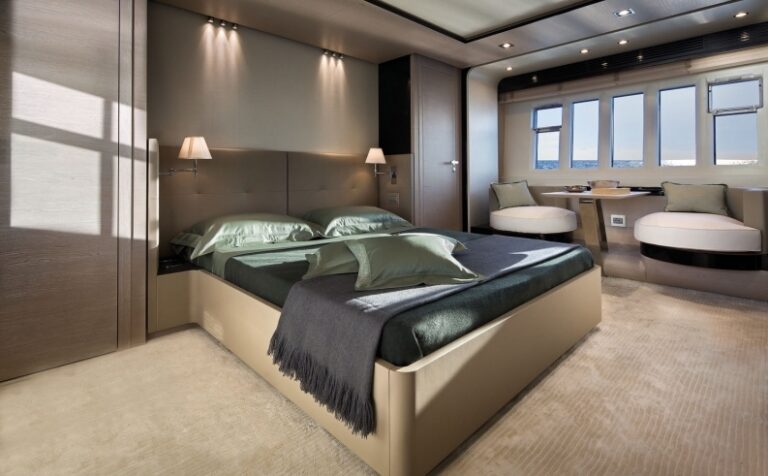 1-Azimut 80 Yacht - Owners suite