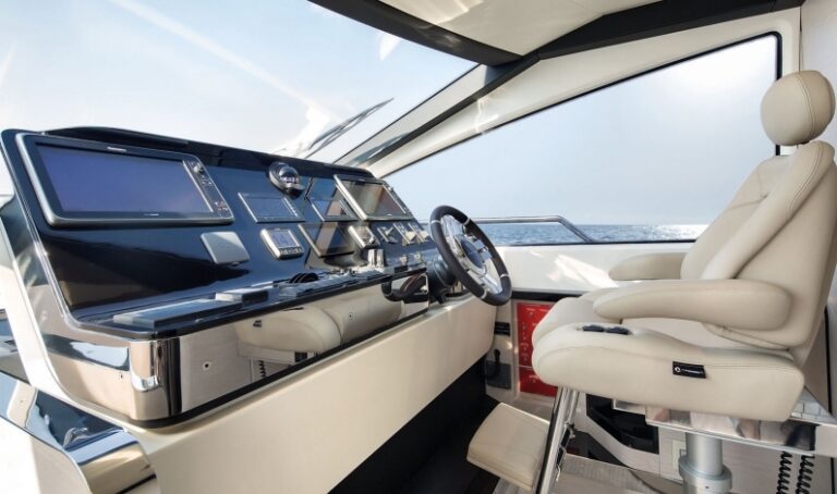 1-Azimut 80 superyacht - Wheelhouse