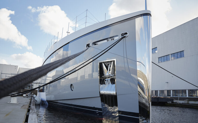 1-Feadship Hull 692 - fron view
