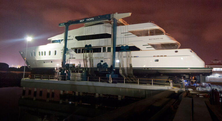 1-Hemisphere 140 superyacht