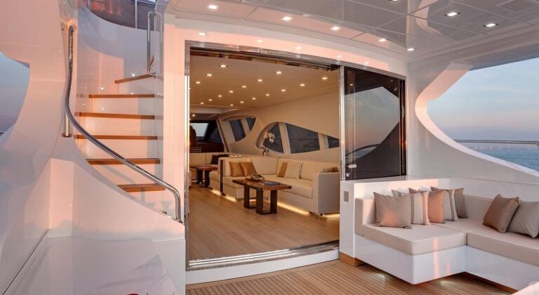 1-Luxury motor yacht Mangusta 110
