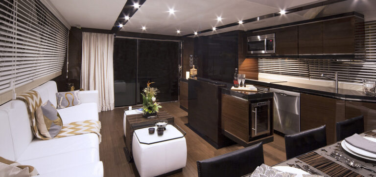 1-Luxury yacht Alpha 87 Express Sportbridge - Salon