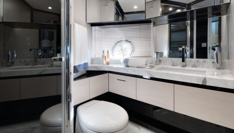 1-Luxury yacht Azimut 80 - VIP head