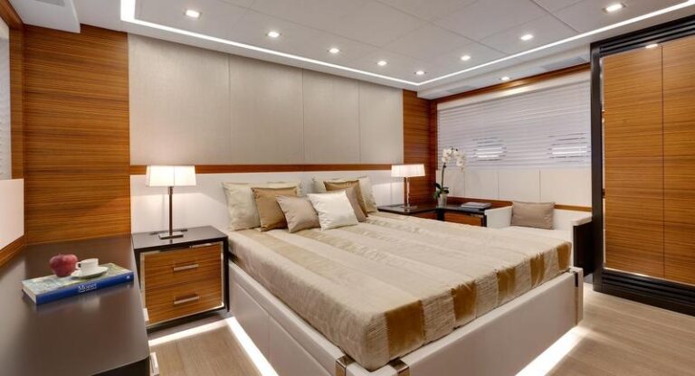 1-Luxury yacht Mangusta 110 - Cabin
