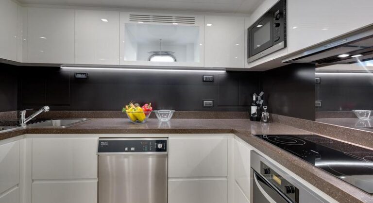 1-Luxury yacht Mangusta 110 - Galley