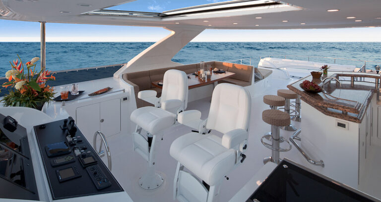 1-Luxury yacht Ocean Alexander 85 - Flybridge