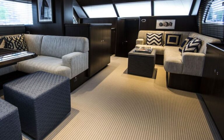 1-Luxury yacht Strathearn - Saloon