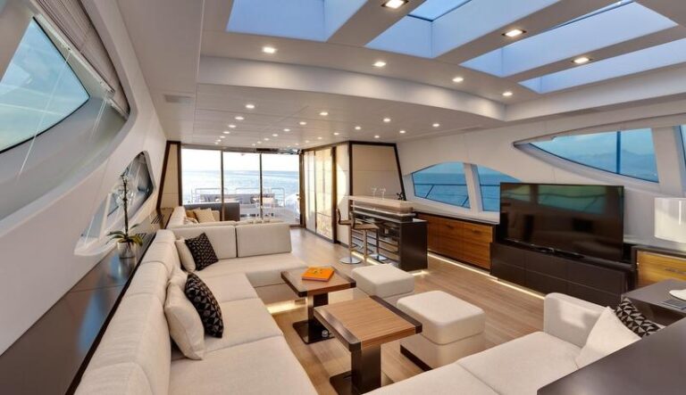 1-Mangusta 110 superyacht - Saloon