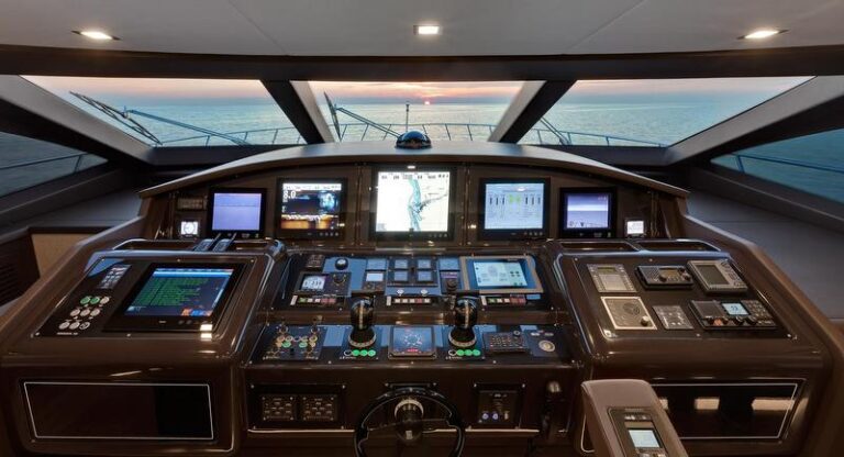 1-Motor yacht Mangusta 110 - Wheelhouse