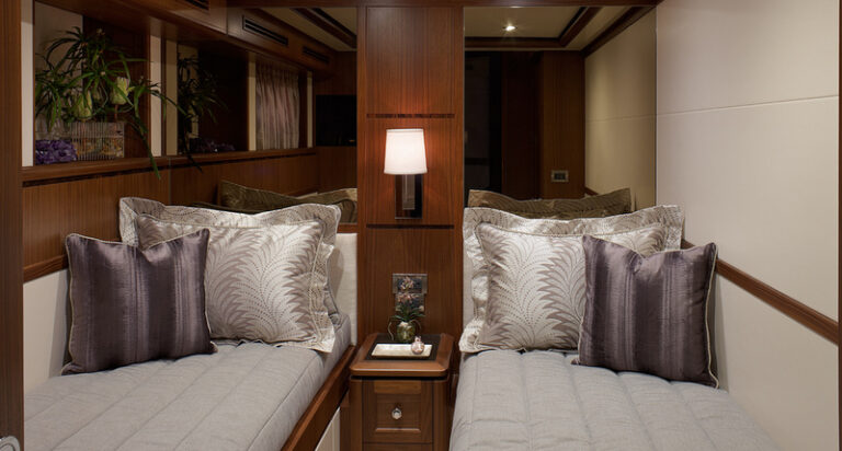 1-Motor yacht Ocean Alexander 85 - Guest cabin