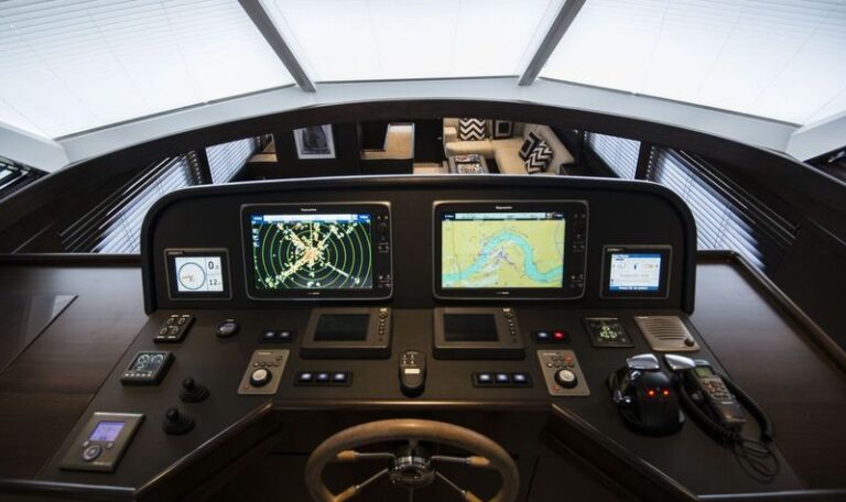 1-Motor yacht Strathearn - Wheelhouse