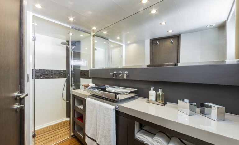 1-Numarine 70 HT Yacht - Bathroom