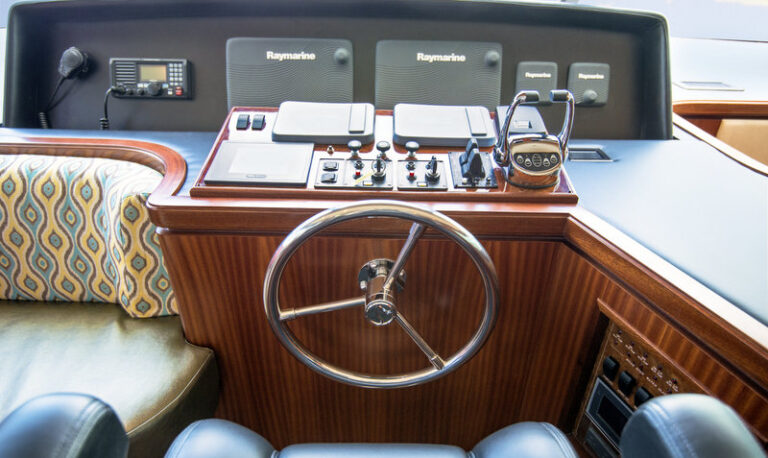 1-OA 72 Pilothouse Yacht - helm