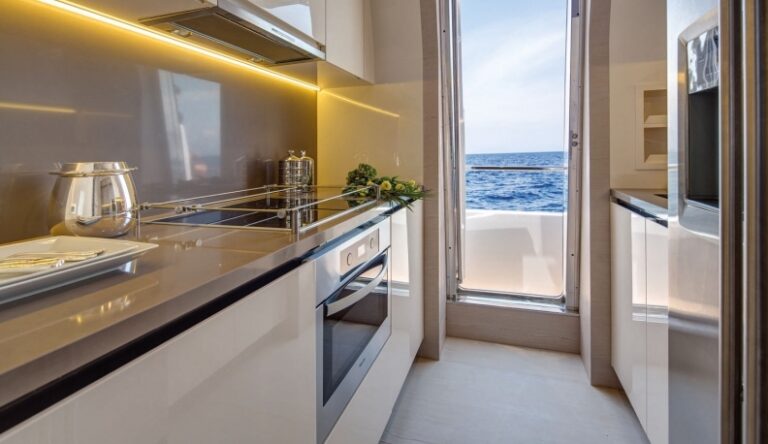 1-Superyacht Azimut 80 - Galley