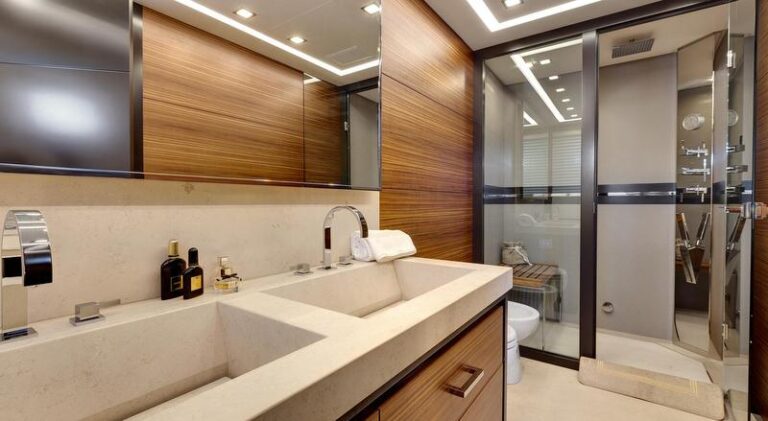1-Superyacht Mangusta 110 - Bathroom