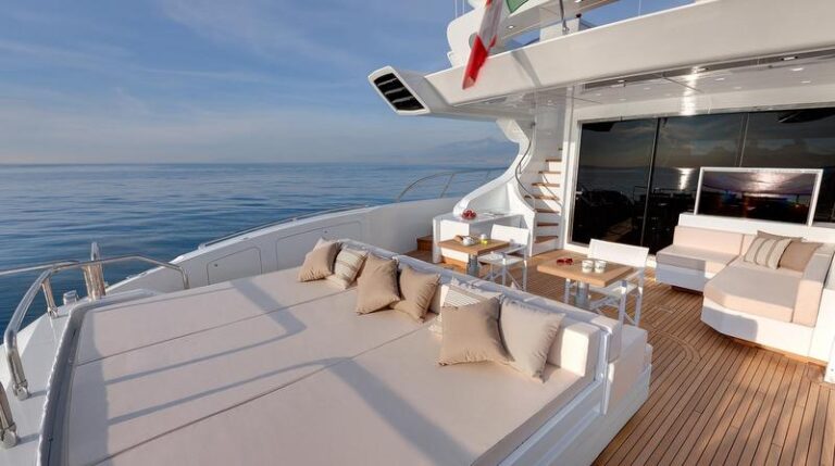 1-Superyacht Mangusta 110 - Exterior