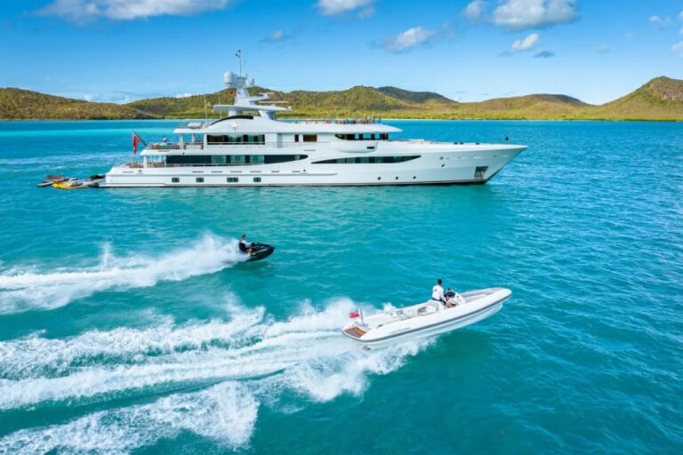 Luxuy Yacht-deep-blue