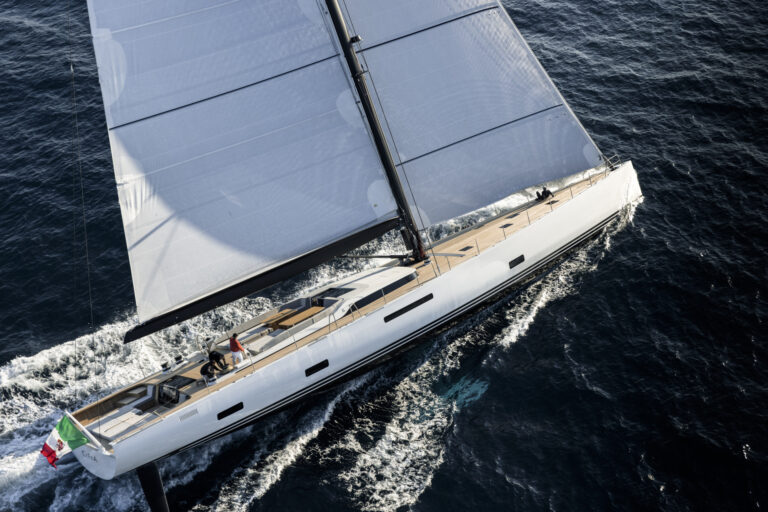 Sailing yacht CEFEA