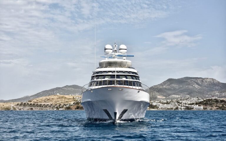 Super yacht AZZURRA II