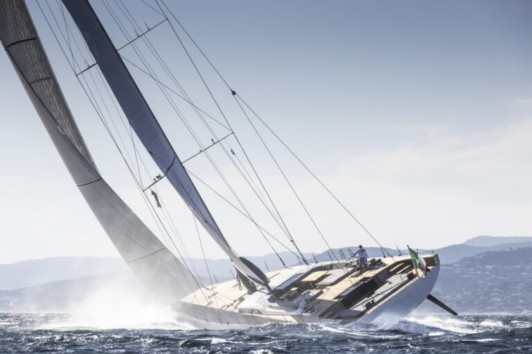 Super yacht CEFEA