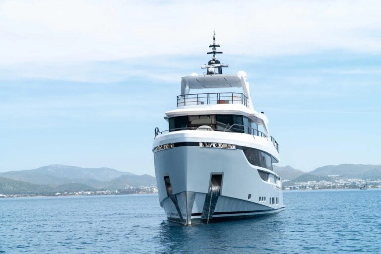 Super yacht EZGY