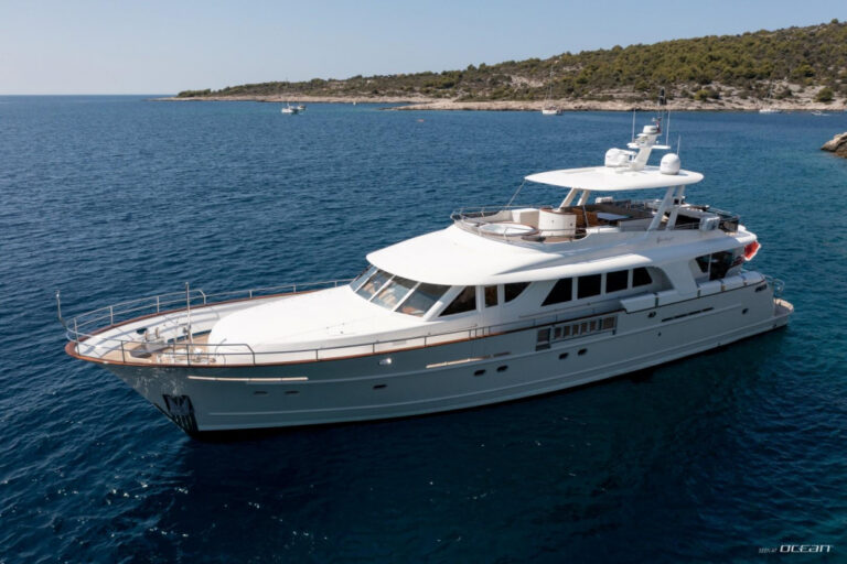 Super yacht SEA BREEZE II