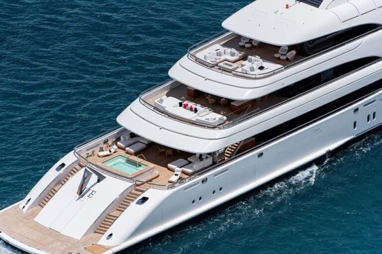 Luxury deck spaces