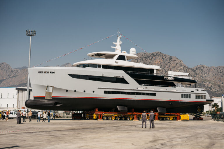 Motor yacht HEEUS