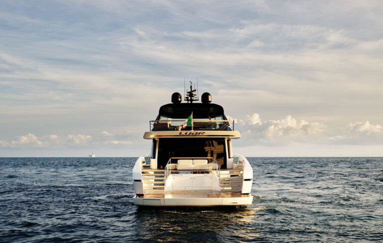 Motor yacht LUAR