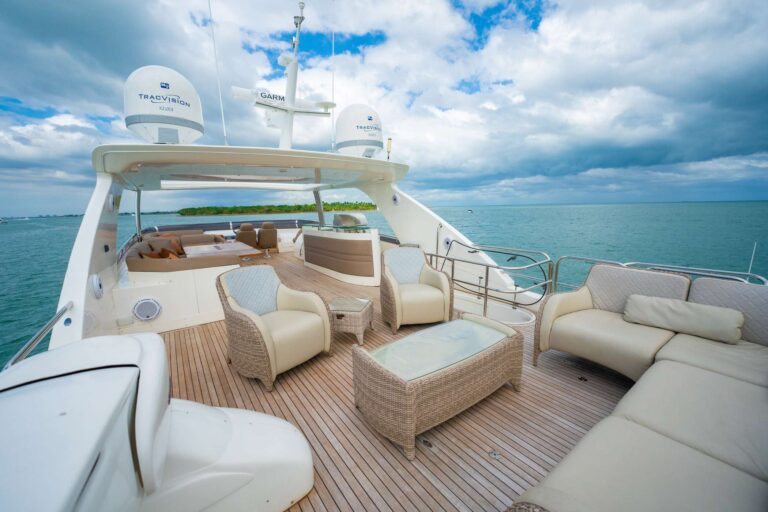 Super yacht NO CURFEW