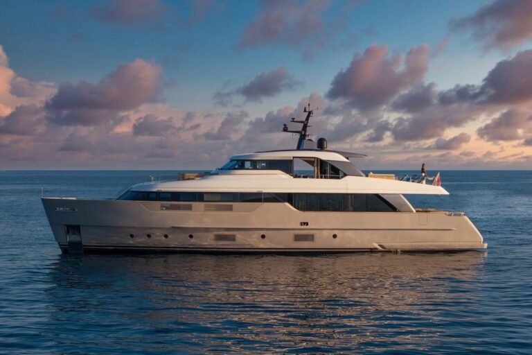 Luxury Yacht AM
