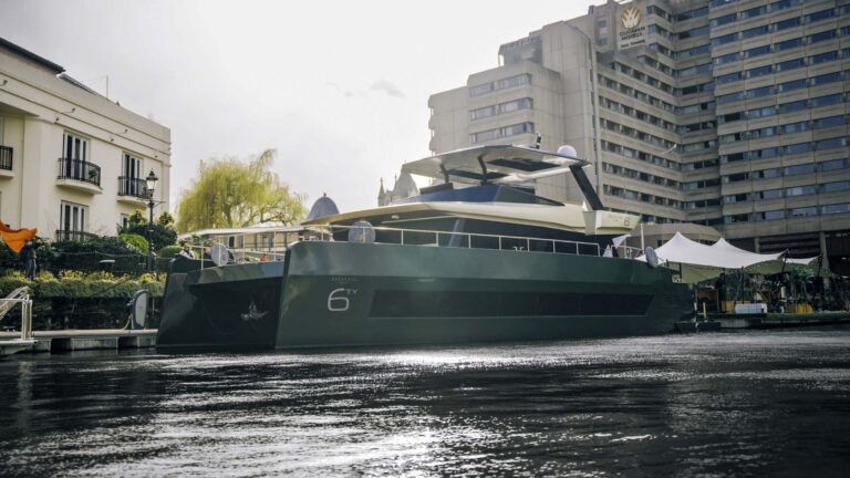 Moon Yacht