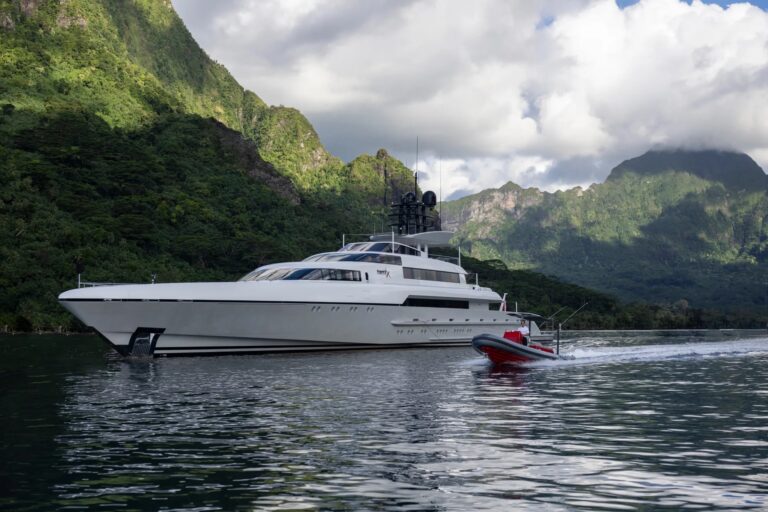 Superyacht DRAGONFLY