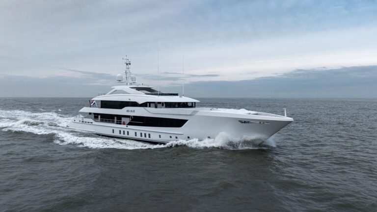 Superyacht IRIS BLUE
