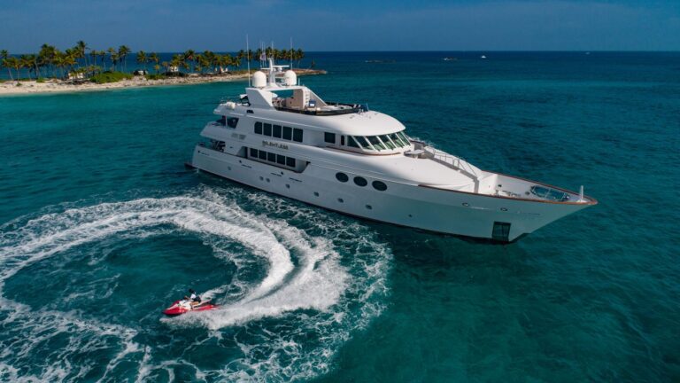 Superyacht RELENTLESS