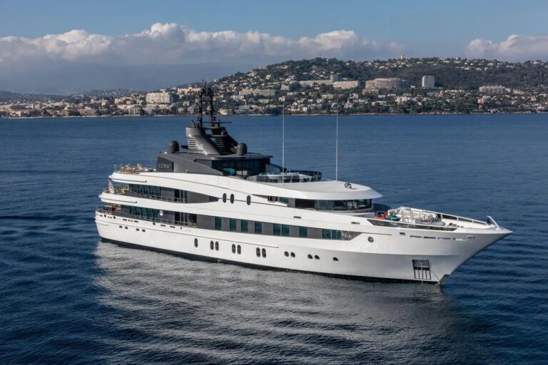 Luxury Yacht AHS