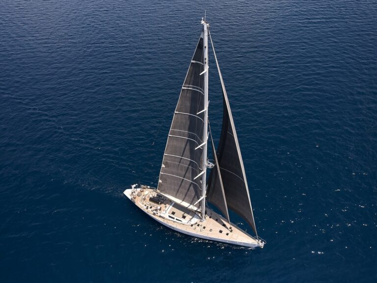 Luxury Yacht AIZU