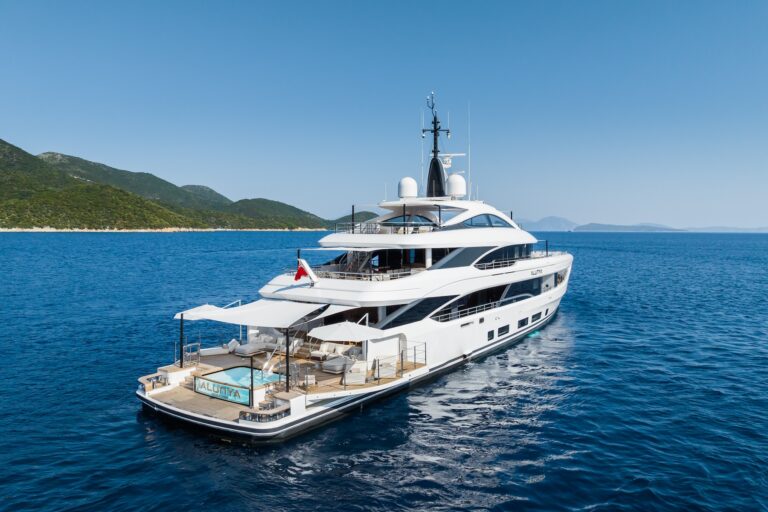 Luxury Yacht ALUNYA