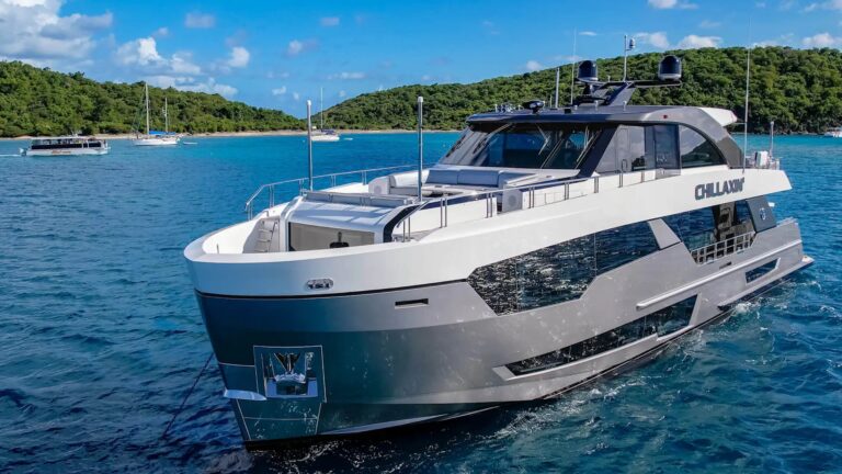 Luxury Yacht CHILLAXIN