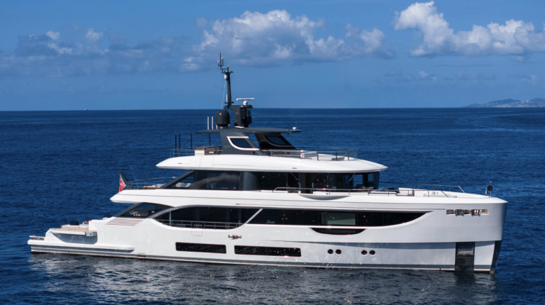 Luxury Yacht COSMICO