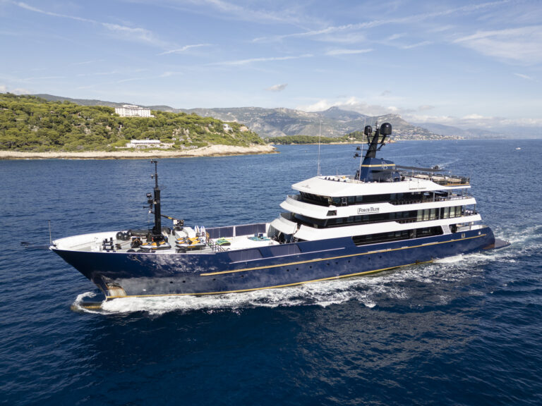 Luxury Yacht FORCE BLUE