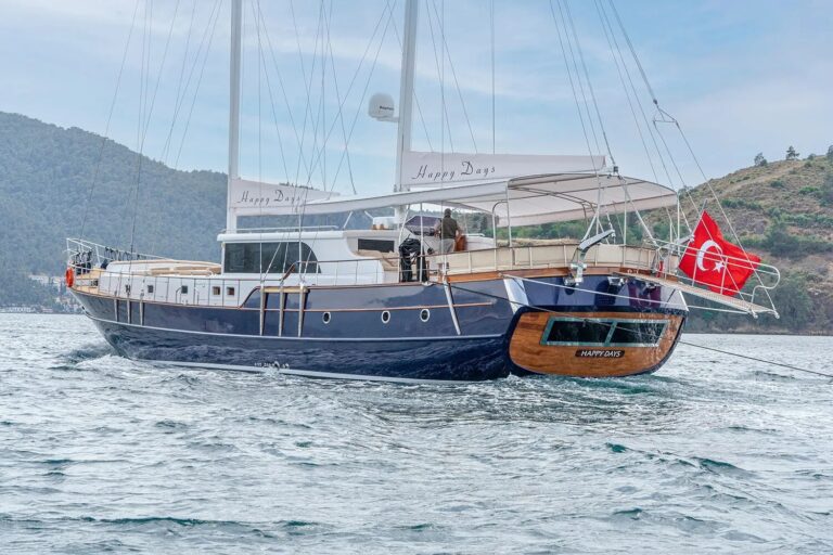 Luxury Yacht HAPPY DAYS