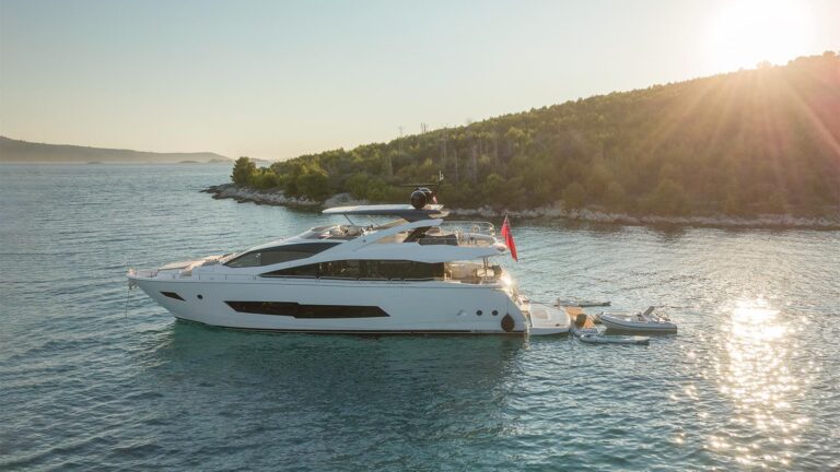 Luxury Yacht HUNKY DORY OF LONDON