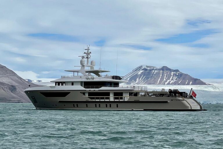 Luxury Yacht LARS