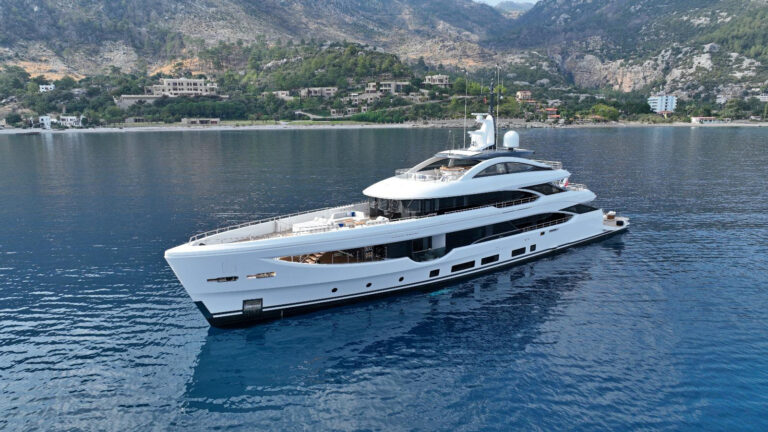 Luxury Yacht LUMIERE