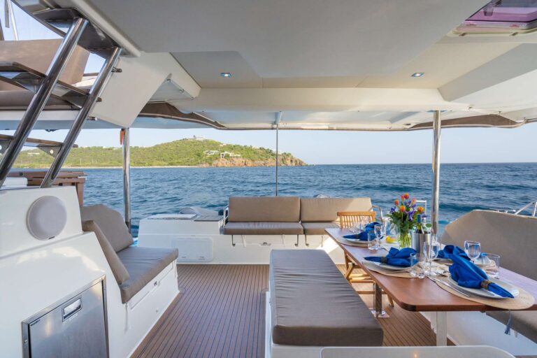 Luxury Yacht LUNA BLISS Aft Cockpit
