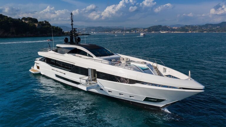 Luxury Yacht MANGUSTA GRANSPORT 45