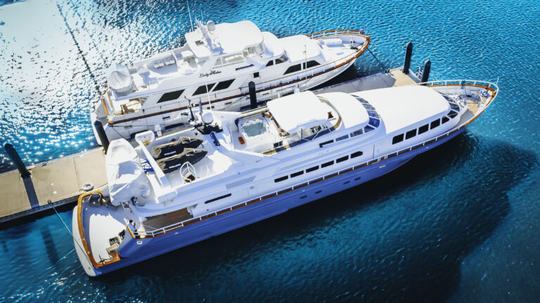 Luxury Yacht READY II PLAY