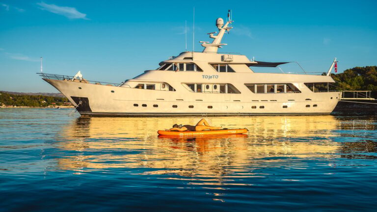 Luxury Yacht TO JE TO